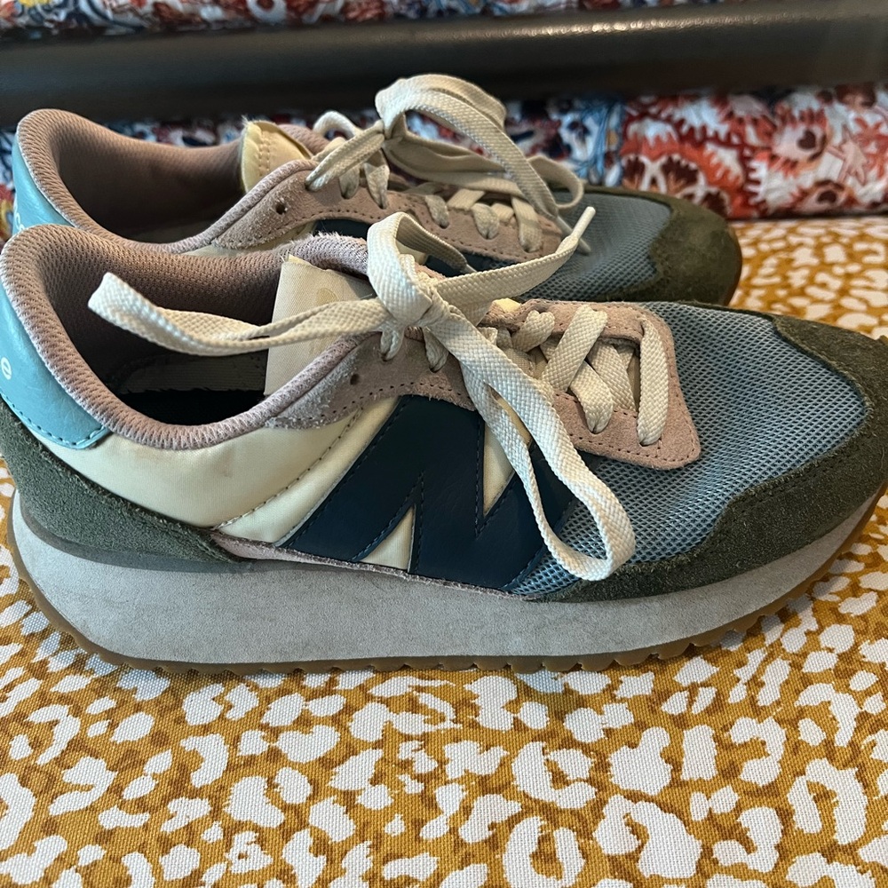 New Balance 237 - LIKE NEW